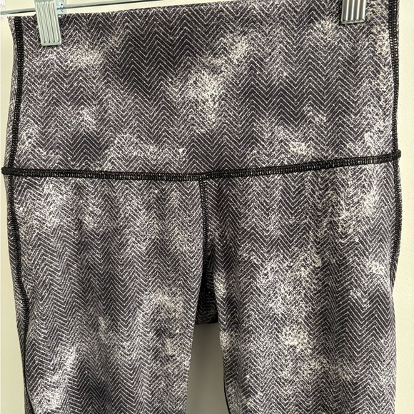 Lululemon Essential Rhythm Crop Full-On Luxtreme Diffusion White Black Size 6 - Picture 8 of 12